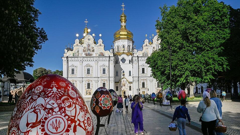 Infolge russischen Raketenbeschusses ist die Mariä-Entschlafens-Kathedrale des Unesco geschützten Höhlenklosters in der ukrainischen Hauptstadt in Kiew in Brand geraten. (Archivbild) Infolge russischen Raketenbeschusses ist die Mariä-Entschlafens-Kathedrale des Unesco geschützten Höhlenklosters in der ukrainischen Hauptstadt in Kiew in Brand geraten. (Archivbild)