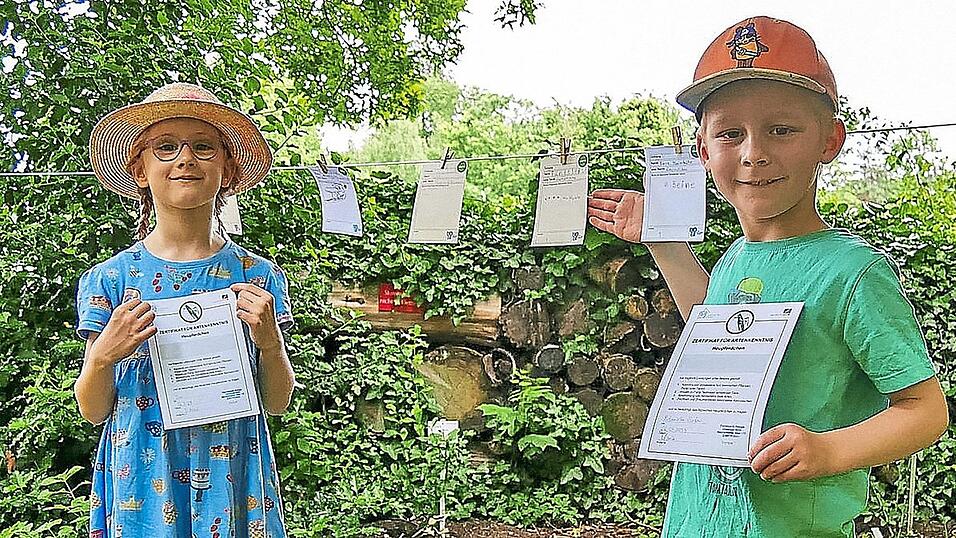 Zwei neue Artenkenner: Wer sich in der Natur auskennt, bekommt ein Zertifikat und einen Aufnäher. Zwei neue Artenkenner: Wer sich in der Natur auskennt, bekommt ein Zertifikat und einen Aufnäher.