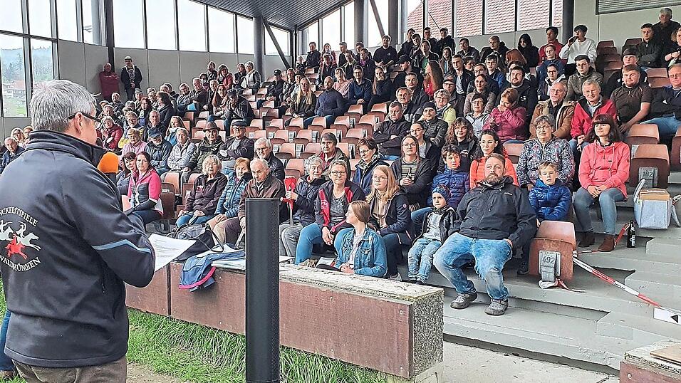 Groß war der Besuch der Vereinsmitglieder bei der Spielerversammlung. Groß war der Besuch der Vereinsmitglieder bei der Spielerversammlung.