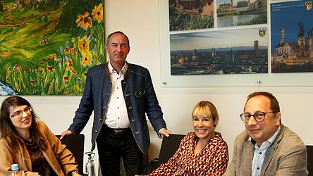 Zum Interview mit Hubert Aiwanger (2.v.l.) trafen sich die Redakteure Martina Scheffler (l.), Natalie Kettinger und Markus Lohmüller. Zum Interview mit Hubert Aiwanger (2.v.l.) trafen sich die Redakteure Martina Scheffler (l.), Natalie Kettinger und Markus Lohmüller.