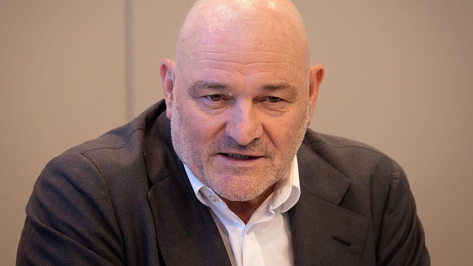 Der stellvertretende Brandenburger Ministerpräsident und Finanzminister Robert Crumbach (BSW) hofft auf eine Lösung im Streit um die Rundfunkreform. (Archivbild)