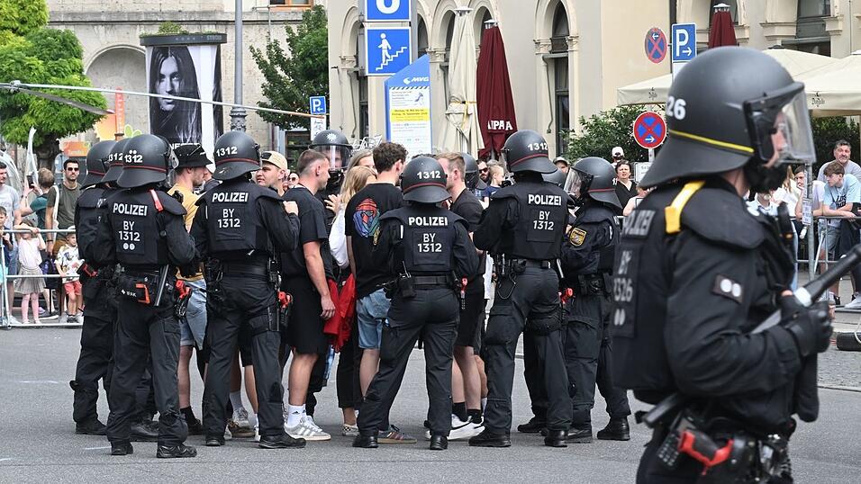 Das Bundesamt für Verfassungsschutz warnt vor, dass linksextreme Gruppen die deutschlandweiten Jugendproteste unterwandern und für ihre Zwecke missbrauchen könnten. (Symbolbild) Das Bundesamt für Verfassungsschutz warnt vor, dass linksextreme Gruppen die deutschlandweiten Jugendproteste unterwandern und für ihre Zwecke missbrauchen könnten. (Symbolbild)