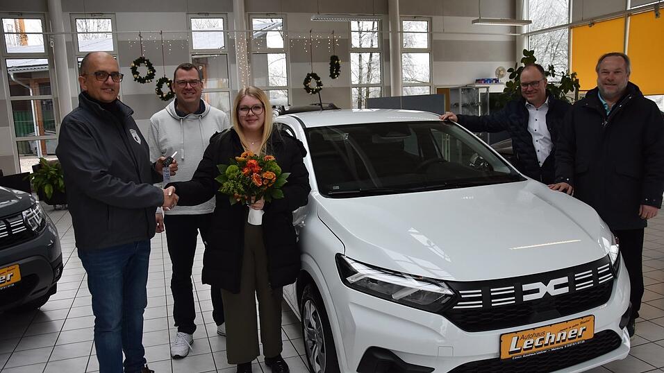 Die Autoschl&uuml;ssel und Blumen gab es f&uuml;r Anna-Maria Gerlsbeck von Fischereivereinsvorsitzendem Bernd Schwab und Michael Lechner (v. l.). Werbegemeinschaftschef Johannes Beck sowie Kassier Martin Eisenmann vom Fischereiverein (v. r.) freuten sich mit der Gewinnerin.