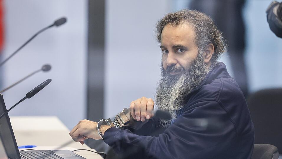 Der Angeklagte Taleb al-Abdulmohsen sitzt mit Handfesseln in dem kugelsicheren Glaskasten Gerichtssaal im temporären Gerichtsgebäude des Landgerichtes Magdeburg.