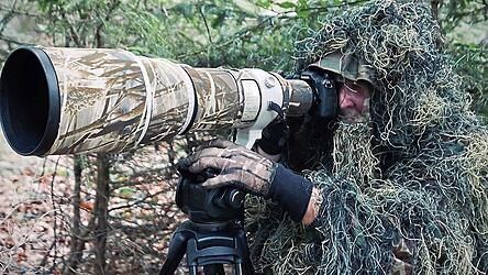 Blo&szlig; nicht auffallen! Ralph Sturm in seinem &bdquo;Tarnanzug&ldquo;, um Wildtiere nicht zu erschrecken.