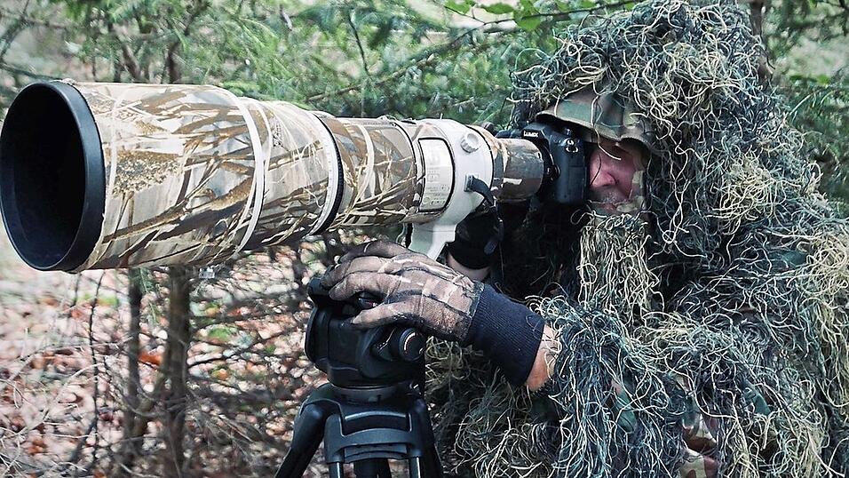 Bloß nicht auffallen! Ralph Sturm in seinem „Tarnanzug“, um Wildtiere nicht zu erschrecken. Bloß nicht auffallen! Ralph Sturm in seinem „Tarnanzug“, um Wildtiere nicht zu erschrecken.