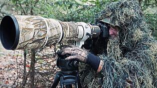 Bloß nicht auffallen! Ralph Sturm in seinem „Tarnanzug“, um Wildtiere nicht zu erschrecken. Bloß nicht auffallen! Ralph Sturm in seinem „Tarnanzug“, um Wildtiere nicht zu erschrecken.