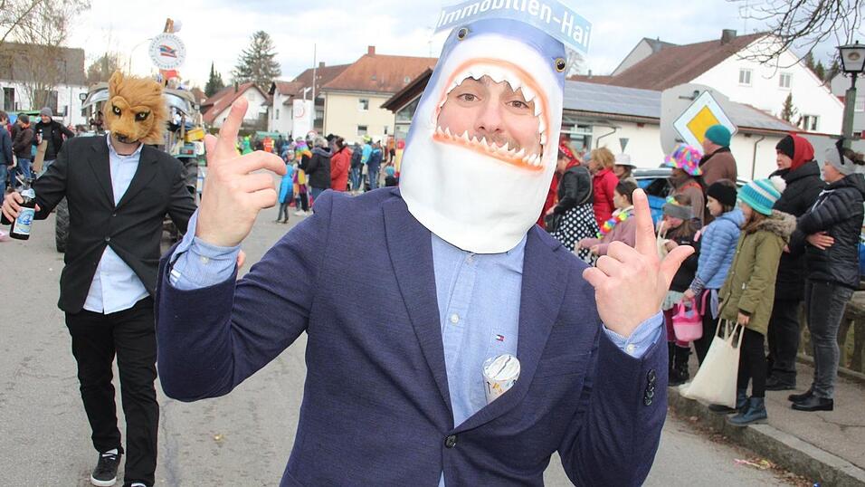 Viele Faschings-Fans haben sich am Samstag den Umzug in Langenbach angesehen. Viele Faschings-Fans haben sich am Samstag den Umzug in Langenbach angesehen.