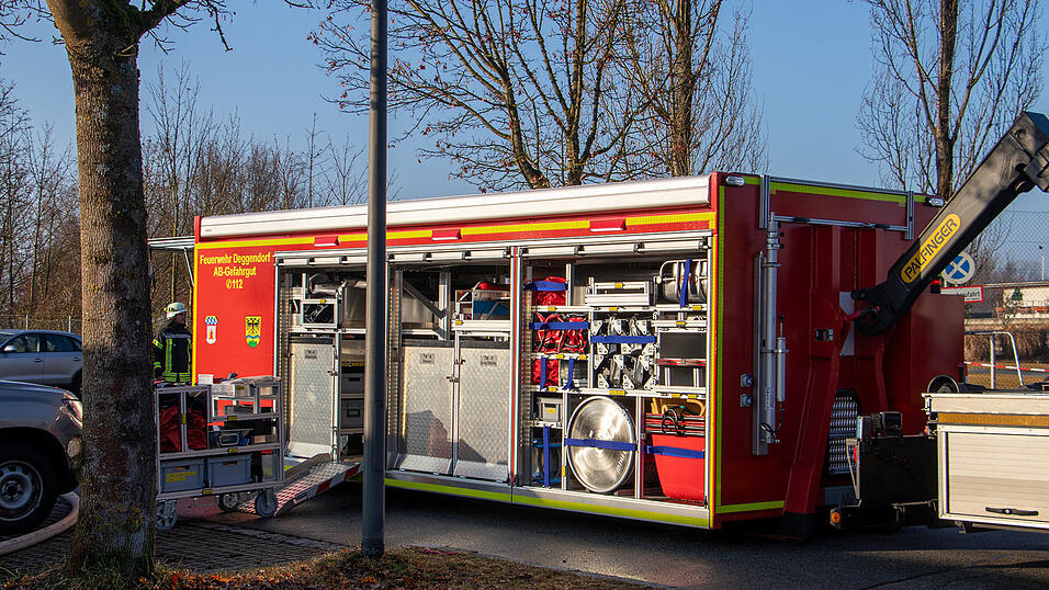 Nach dem Chlorgasaustritt am Elypso waren zahlreiche Einsatzkräfte vor Ort. 