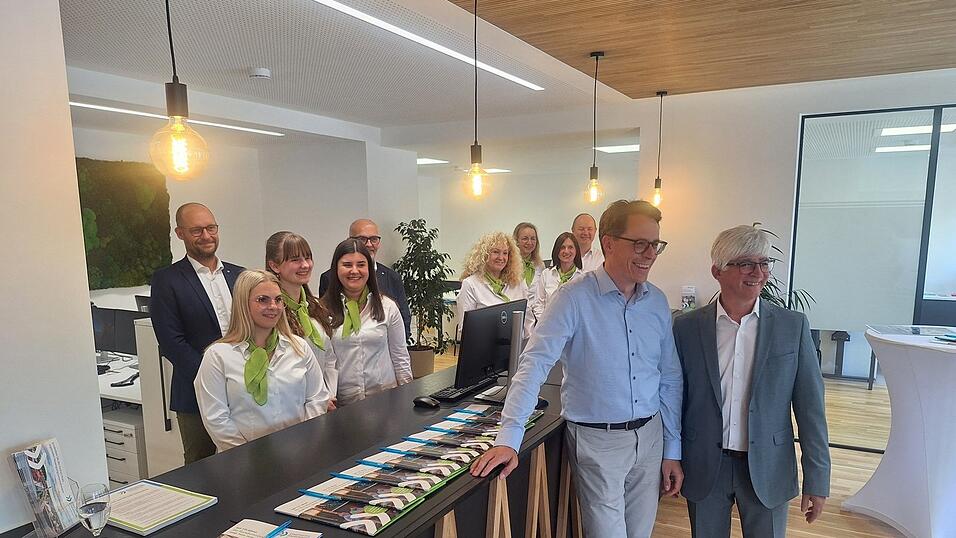 Oberb&uuml;rgermeister Dr. Christian Moser und Stadtwerkechef Alexander Springer mit einem Teil des F&uuml;hrungsteams und einigen Mitarbeiterinnen.