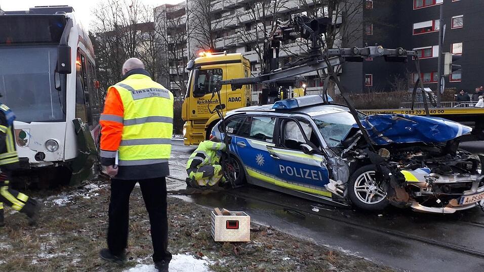 Der besch&auml;digte Streifenwagen nach dem Zusammensto&szlig;.