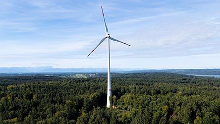 Fast 300 Meter könnten bei Zeholfing die Windräder in den Himmel ragen - etwa so hoch wie der Münchner Olympiaturm, wie Bürgermeisterkandidat Thomas Lorenz (UWG/FWG) erklärte. (Symbolbild) Fast 300 Meter könnten bei Zeholfing die Windräder in den Himmel ragen - etwa so hoch wie der Münchner Olympiaturm, wie Bürgermeisterkandidat Thomas Lorenz (UWG/FWG) erklärte. (Symbolbild)