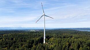 Fast 300 Meter k&ouml;nnten bei Zeholfing die Windr&auml;der in den Himmel ragen - etwa so hoch wie der M&uuml;nchner Olympiaturm, wie B&uuml;rgermeisterkandidat Thomas Lorenz (UWG/FWG) erkl&auml;rte. (Symbolbild)
