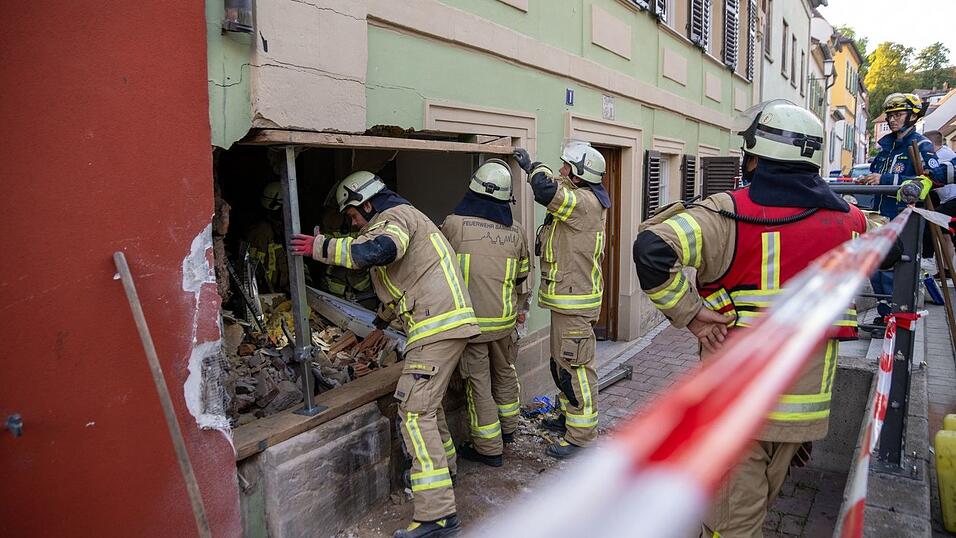 In Bamberg ist ein Auto in eine Hauswand gefahren. In Bamberg ist ein Auto in eine Hauswand gefahren.