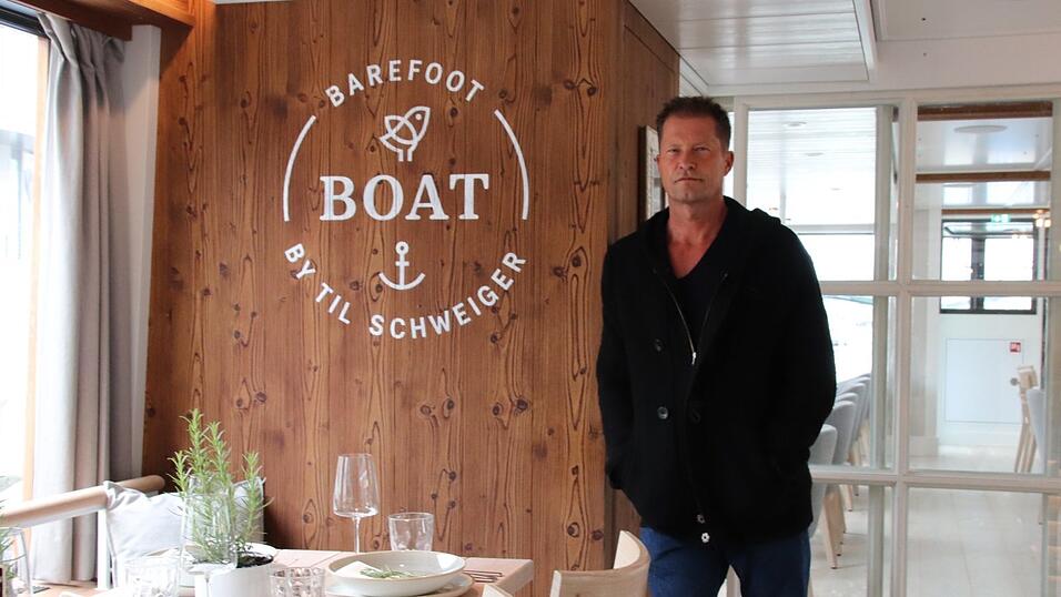 Til Schweiger begutachtet die Innenausstattung. Auch er selbst sah sie heute bei der Vorstellung zum ersten Mal.