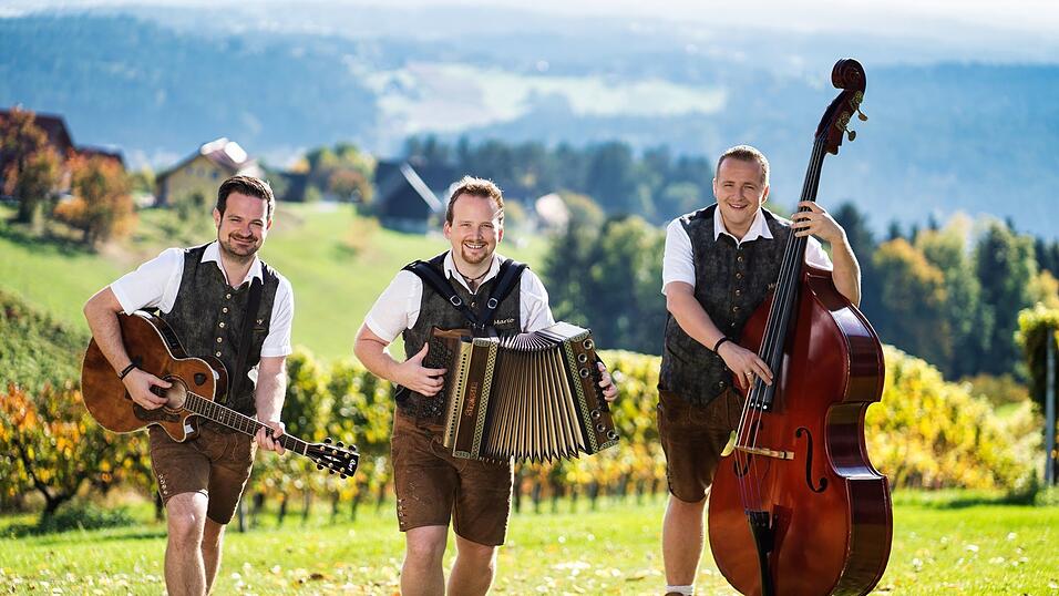 Die Pagger Buam spielen am 'Gäschdoja Pfingstfest'.