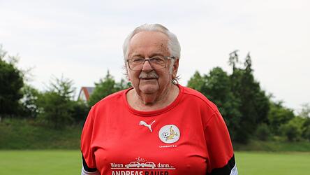 Mit Herz und einem Schuss Spontaneität unterwegs: Helmut „Hele“ Wirth trägt gerne das Bananenflanke-Trikot.