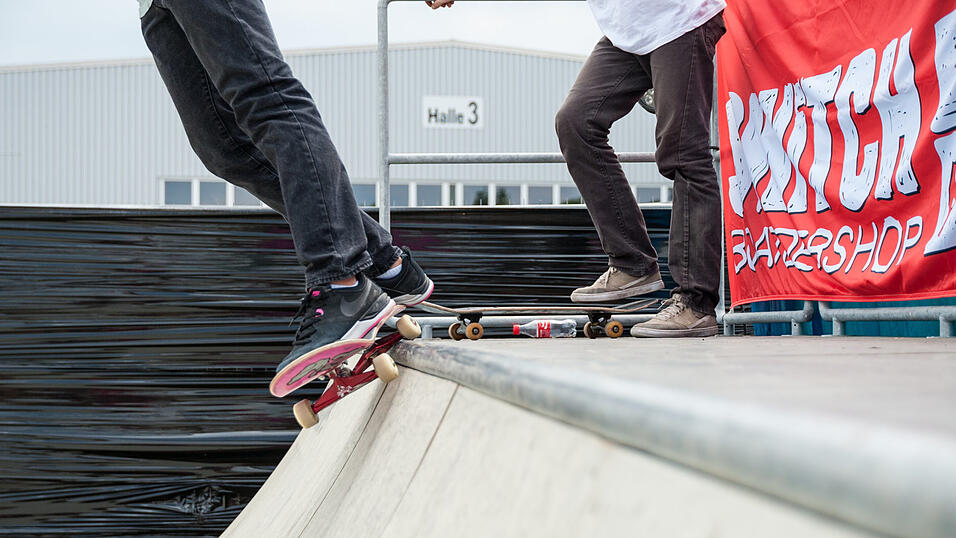 Auch am Samstag sind die Besucher auf dem Pfingst-Open-Air gut drauf. (Foto: Susanne Raith) Auch am Samstag sind die Besucher auf dem Pfingst-Open-Air gut drauf. (Foto: Susanne Raith)