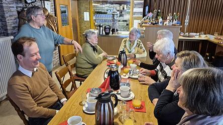 Die Initiatorin des Witwen-Stammtisches, Edeltraud Schuhmann-Rainer (stehend), freute sich, beim dritten Treffen auch wieder B&uuml;rgermeister Florian Adam in der Runde begr&uuml;&szlig;en zu d&uuml;rfen.