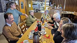 Die Initiatorin des Witwen-Stammtisches, Edeltraud Schuhmann-Rainer (stehend), freute sich, beim dritten Treffen auch wieder B&uuml;rgermeister Florian Adam in der Runde begr&uuml;&szlig;en zu d&uuml;rfen.
