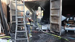 Mit Spezialausr&uuml;stung l&ouml;schte die Feuerwehr am Donnerstag die Glutnester im Container.