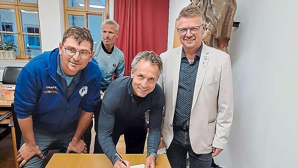 Peter Schlickenrieder trägt sich in das Goldene Buch der Stadt Rötz ein. Links Thomas Steindl, rechts Bürgermeister Gerhard Hofmann. Peter Schlickenrieder trägt sich in das Goldene Buch der Stadt Rötz ein. Links Thomas Steindl, rechts Bürgermeister Gerhard Hofmann.