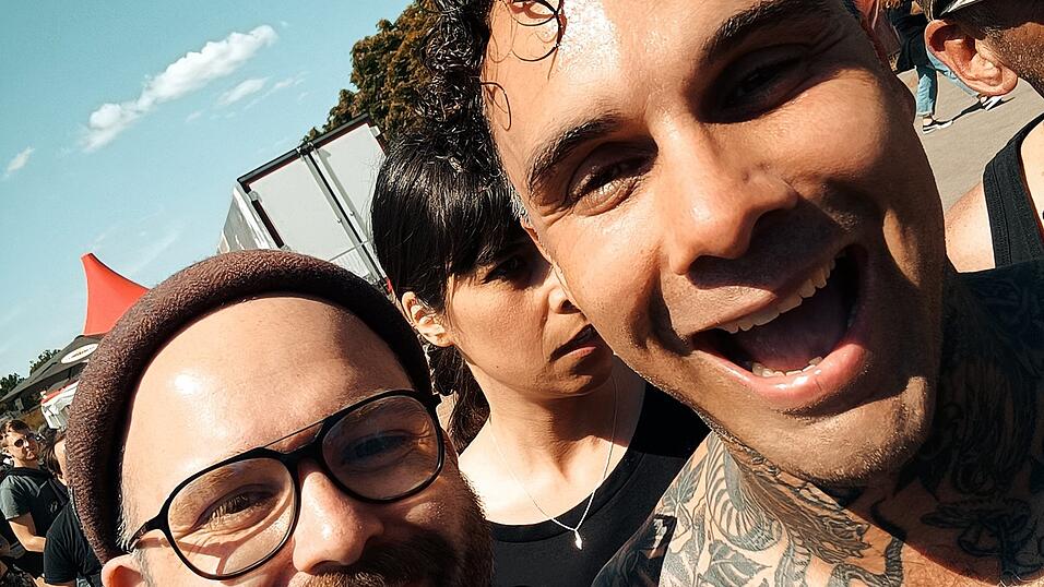 Immer ganz nah dran an den Stars: Selfiespezialist Florian Pichlmaier (links) mit Fever333-Sänger Jason Aalon Butler.