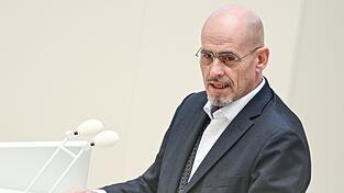 Brandenburgs BSW-Fraktionschef Niels-Olaf Lüders kündigt an, dass seine Fraktion bei einem Antrag zur Auflösung des Parlaments mit der AfD-Fraktion stimmen will (Archivbild). Brandenburgs BSW-Fraktionschef Niels-Olaf Lüders kündigt an, dass seine Fraktion bei einem Antrag zur Auflösung des Parlaments mit der AfD-Fraktion stimmen will (Archivbild).