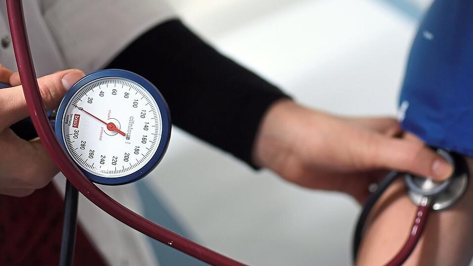 Eine Idee ist, dass Allgemeinmediziner die Patienten gezielt an Fach&auml;rzte &uuml;berweisen. In diesem Zusammenhang wird auch die Wiedereinf&uuml;hrug der Praxisgeb&uuml;hr in abgewandelter Form diskutiert.