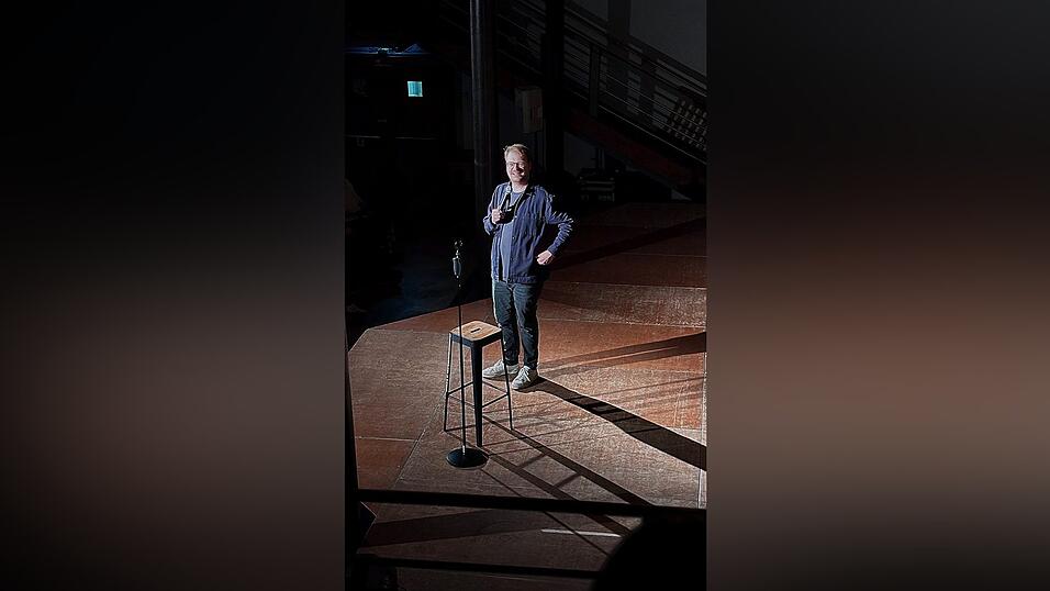 Ein Hocker, ein Mikrofon, ein Mann im Rampenlicht: Mehr braucht Maxi Gstettenbauer nicht.