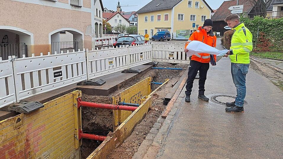 Julian Rasche (links) vom Ingenieurbüro Brandl und Preischl und Holger Köberl von den Stadtwerken Waldmünchen - sie sind Bauherr - neben der Zielgrube für das sechs Meter lange Stahlrohr. „Wir sind froh, dass es drin ist“, sagen sie. Julian Rasche (links) vom Ingenieurbüro Brandl und Preischl und Holger Köberl von den Stadtwerken Waldmünchen - sie sind Bauherr - neben der Zielgrube für das sechs Meter lange Stahlrohr. „Wir sind froh, dass es drin ist“, sagen sie.