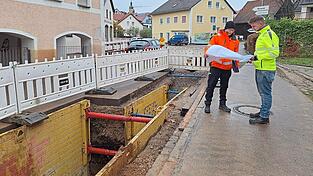 Julian Rasche (links) vom Ingenieurbüro Brandl und Preischl und Holger Köberl von den Stadtwerken Waldmünchen - sie sind Bauherr - neben der Zielgrube für das sechs Meter lange Stahlrohr. „Wir sind froh, dass es drin ist“, sagen sie.