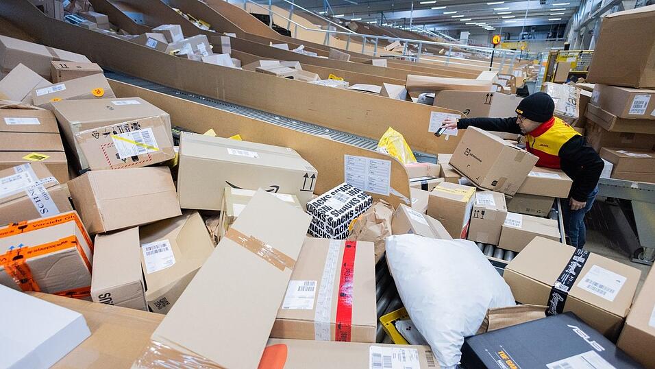 Laut EU-Kommission kamen 2024 t&auml;glich rund zw&ouml;lf Millionen Pakete in der EU an - deutlich mehr als in den beiden Vorjahren. (Symbolbild)