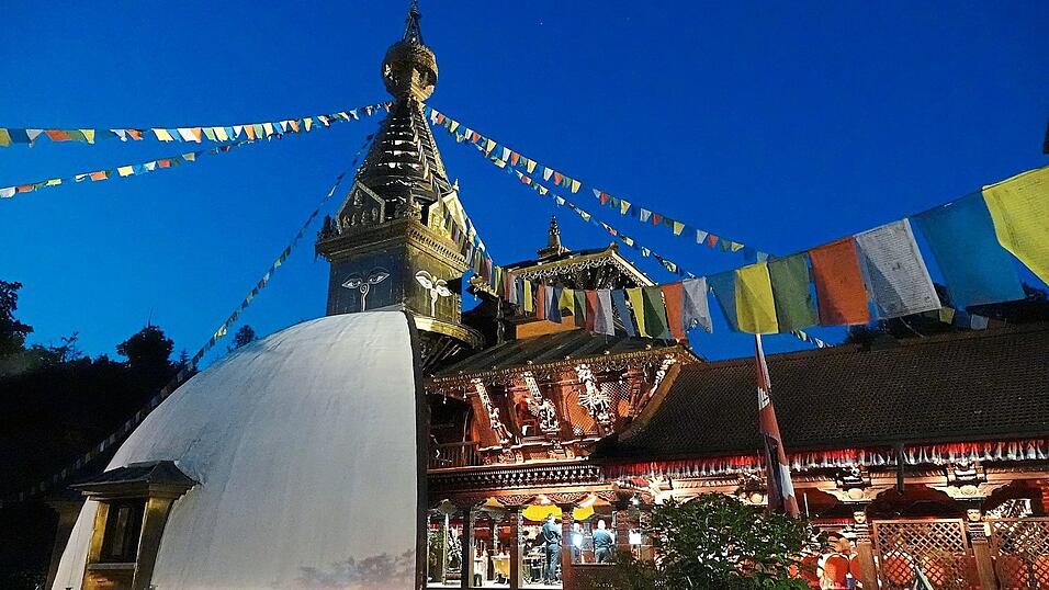 Der Nepal Himalaya Pavillon im Abendlicht. Der Konzertbeginn wurde bewusst in die D&auml;mmerung gelegt.