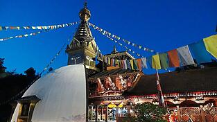 Der Nepal Himalaya Pavillon im Abendlicht. Der Konzertbeginn wurde bewusst in die D&auml;mmerung gelegt.