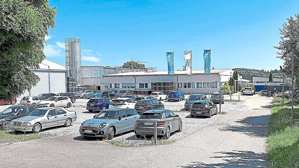 Die auf dem Firmengelände geparkten Fahrzeuge der Mitarbeiterinnen und Mitarbeiter zeigen, dass bei Röchling noch produziert wird. Bis Ende des Jahres wird das Unternehmen den Standort allerdings dichtmachen, wie jetzt bekanntwurde.