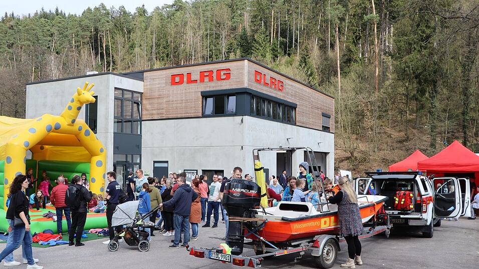 Viel los war am Samstag im Gschwelltal: Die DLRG Wörth-Hofdorf hat ihren Neubau präsentiert. Viel los war am Samstag im Gschwelltal: Die DLRG Wörth-Hofdorf hat ihren Neubau präsentiert.