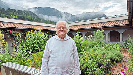 Pater Johannes betet jeden Tag für die Pflanzen im Paradiesgarten