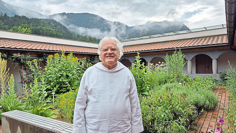 Pater Johannes betet jeden Tag für die Pflanzen im Paradiesgarten