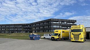 An der Tiefgarage kommen seit Donnerstag täglich etwa zwölf Lastwagen der Umzugsfirma an.