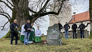 Bürgermeister Markus Hofmann hob in seiner Ansprache beim Gedenkstein die Bedeutung der Pfingsttradition hervor. Bürgermeister Markus Hofmann hob in seiner Ansprache beim Gedenkstein die Bedeutung der Pfingsttradition hervor.