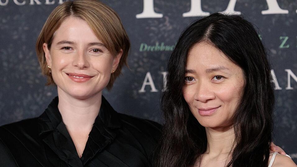 Jessie Buckley (l) und Regisseurin und Oscar- Preistr&auml;gerin Chlo&eacute; Zhao bei der Berlin-Premiere von &laquo;Hamnet&raquo;. (Archivbild)