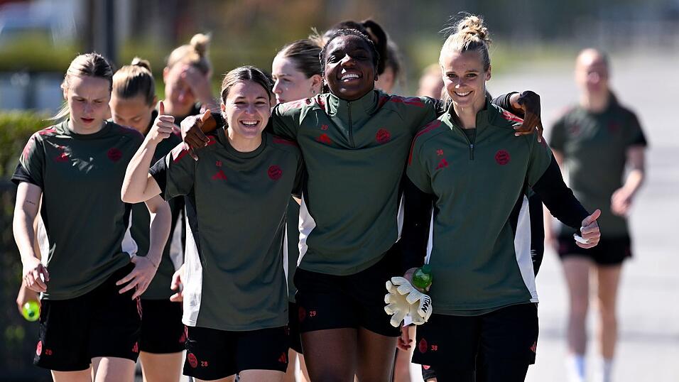 Gute Laune vor dem bislang wichtigsten Spiel des Jahres: die Fu&szlig;ballerinnen des FC Bayern.