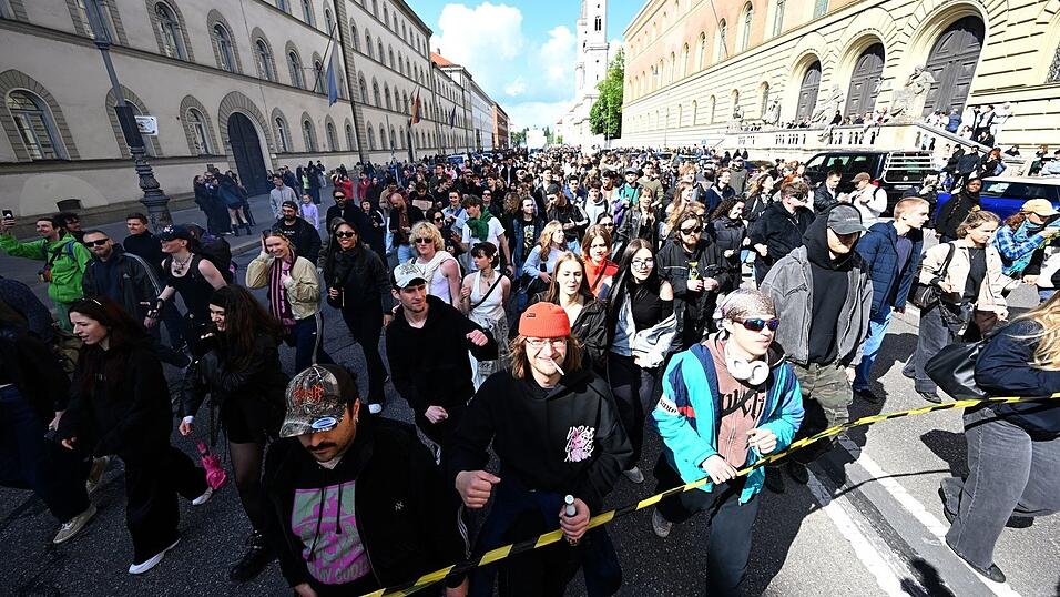 Eine f&uuml;nfstellige Zahl von Menschen demonstriert bei der M&uuml;nchner &laquo;Krachparade&raquo; gegen die hohen Mieten und f&uuml;r eine lebendige Kulturszene - inklusive lauter Feiern.