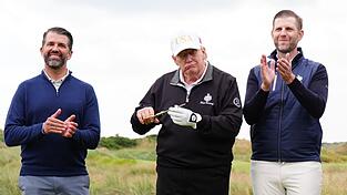 Donald Trump (Mitte) lässt seine privaten Finanzgeschäfte von seinen Söhnen Don Jr und Eric regeln. Diese passen erstaunlich gut zu seiner Wirtschaftspolitik als US-Präsident. (Archivbild) Donald Trump (Mitte) lässt seine privaten Finanzgeschäfte von seinen Söhnen Don Jr und Eric regeln. Diese passen erstaunlich gut zu seiner Wirtschaftspolitik als US-Präsident. (Archivbild)