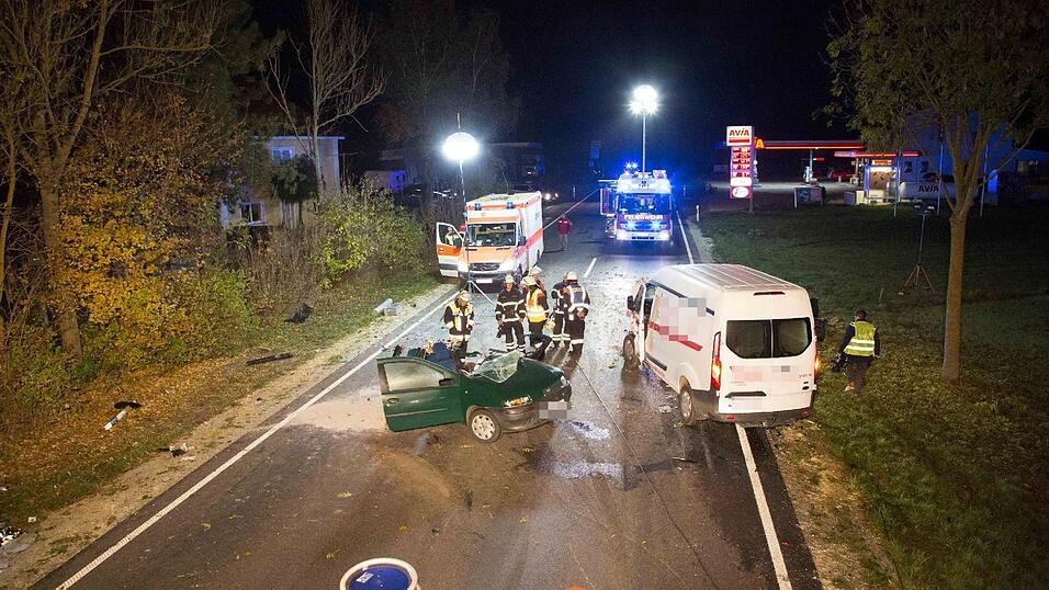 Zwei Menschen starben bei einem Verkehrsunfall am Montagabend auf der B11 bei Eching. Zwei Menschen starben bei einem Verkehrsunfall am Montagabend auf der B11 bei Eching.