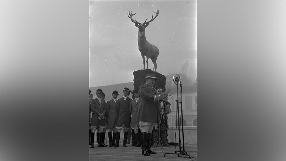 Christian Weber eröffnet das Jagdmuseum im Oktober 1938 am Nymphenburger Schloss. Christian Weber eröffnet das Jagdmuseum im Oktober 1938 am Nymphenburger Schloss.