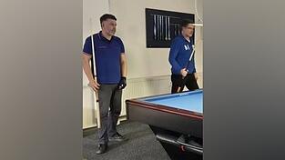 Das Halbfinale gegen Gerd Suhr vom BC M&uuml;nchen (r.) gewann Walter Jurado klar.