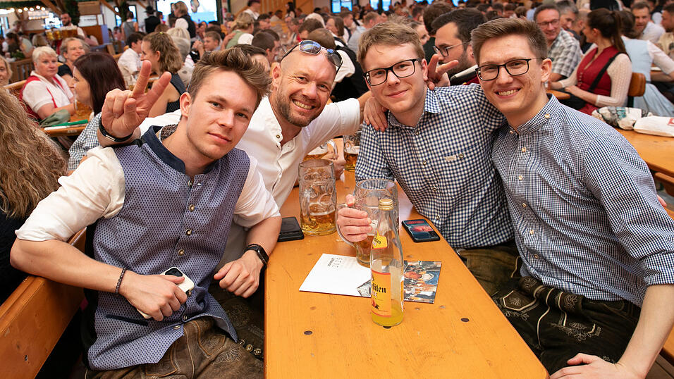 Das sind die Partybilder vom Dienstag, 12. August, aus dem Festzelt Nothaft. Das sind die Partybilder vom Dienstag, 12. August, aus dem Festzelt Nothaft.