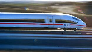 Ein ICE von Berlin nach München legte eine Notbremsung ein - wegen eines Schwarzfahrers. (Symbolbild)